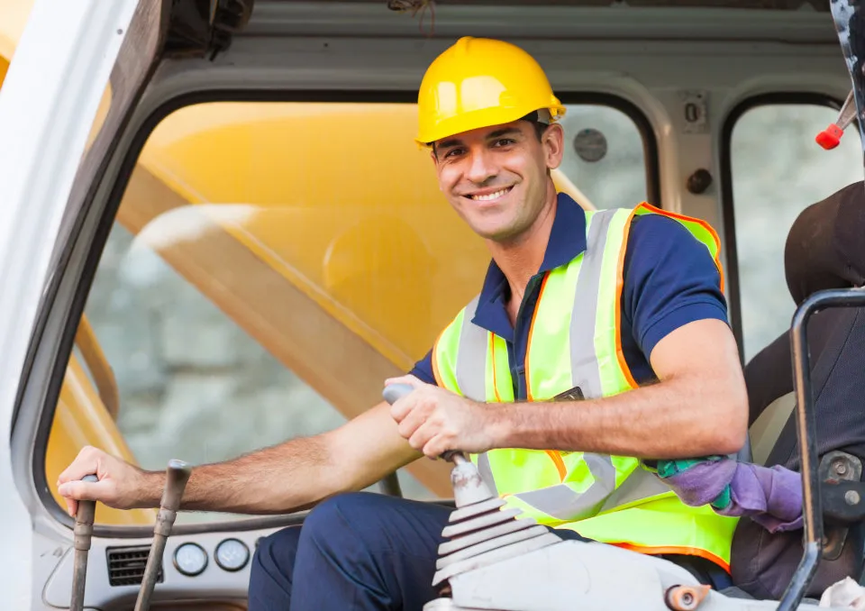 Operator koparko-ładowarki przy pracy