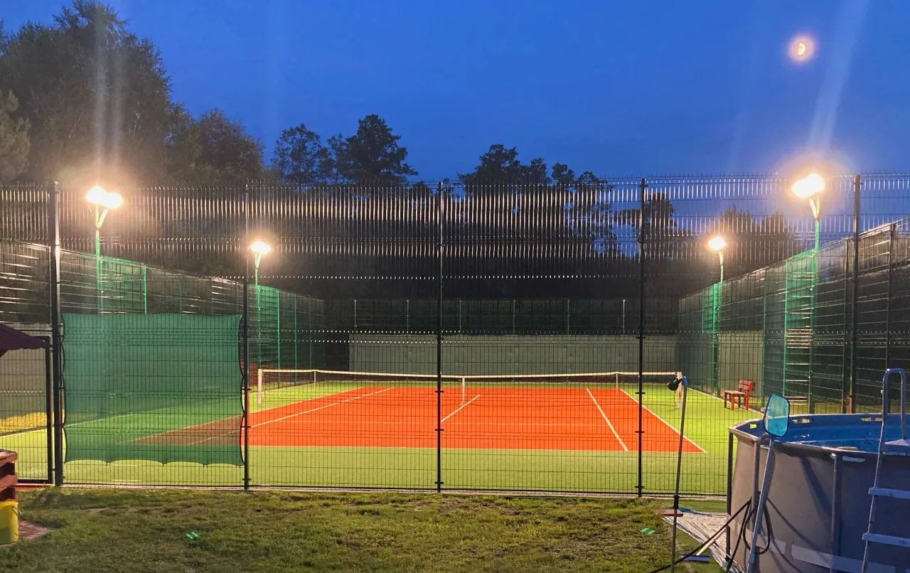ogrodzenie i oświetlenie kortu tenisowego