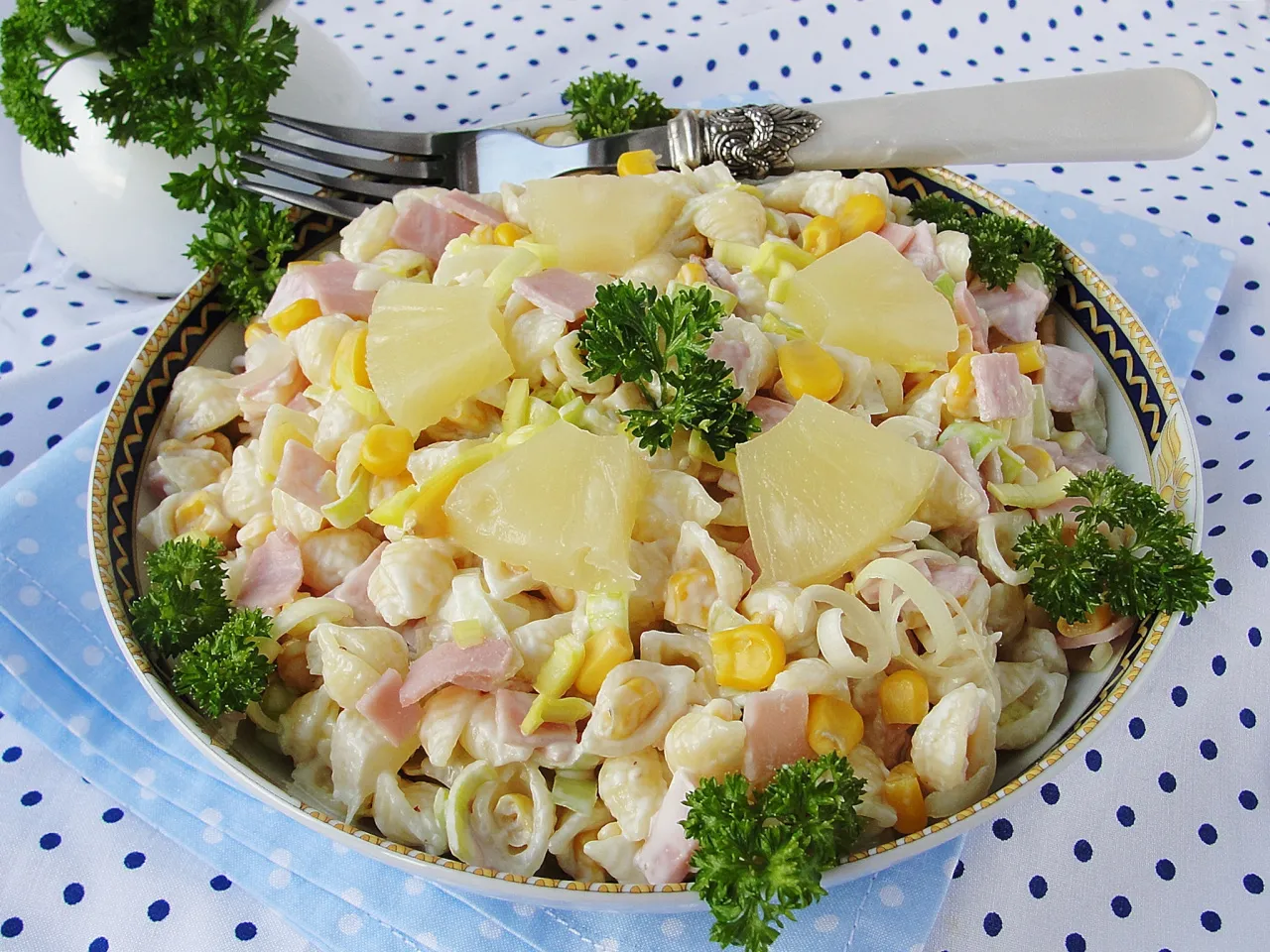 sałatka z makaronem i ananasem