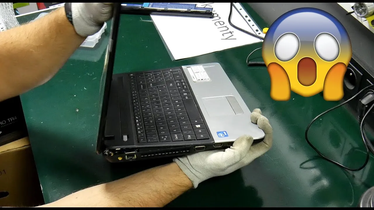 Otwieranie obudowy laptopa wkrętakiem