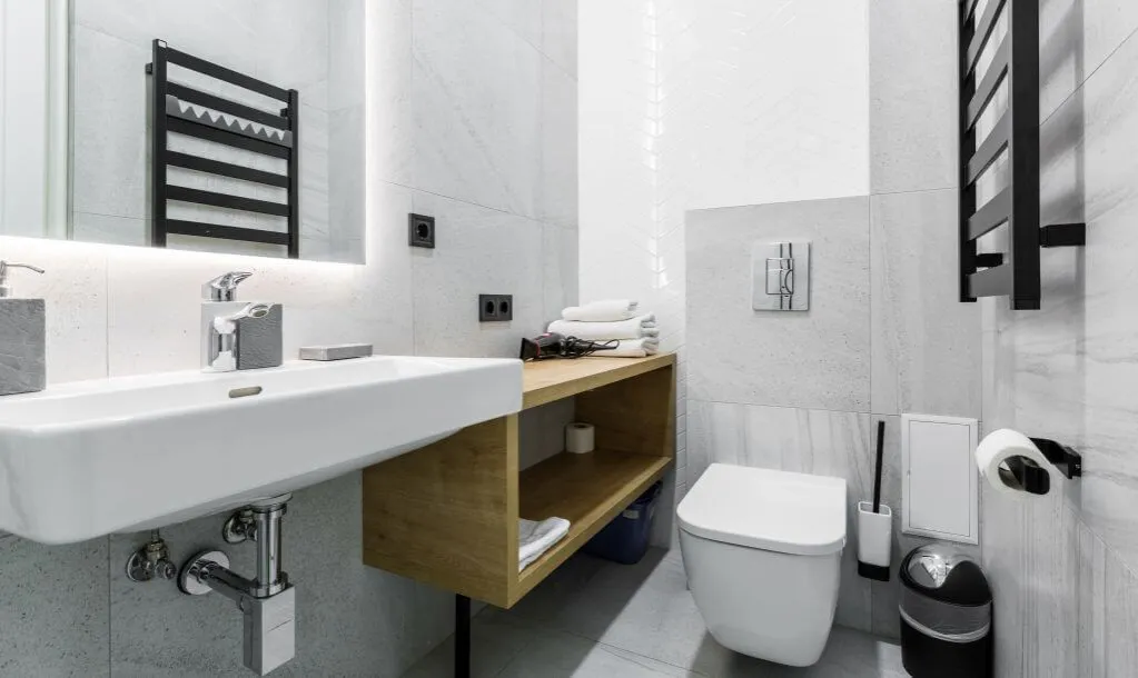 Zdjęcie Ile kosztuje remont łazienki w bloku? Poznaj ukryte wydatki i ceny