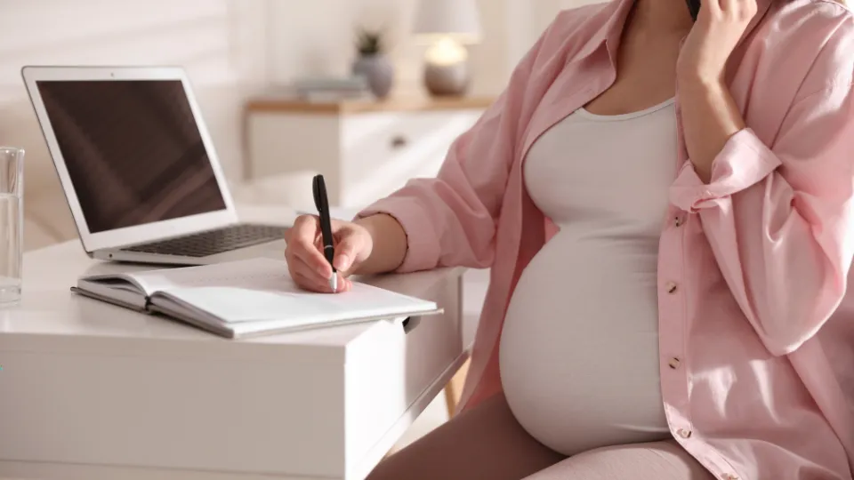 Zdjęcie Kto wypłaca L4 ciążowe? Poznaj ważne zasady i terminy wypłaty