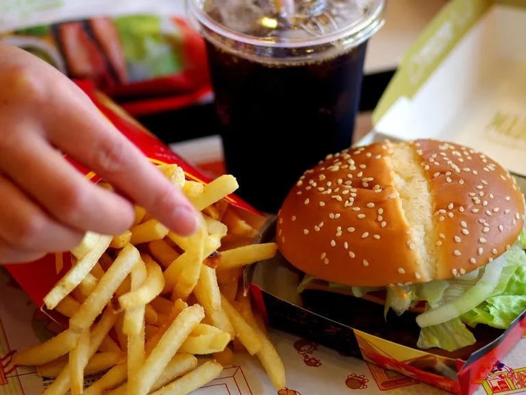 Zdjęcie Ile kalorii ma burger drwala? Zaskakujące fakty o jego kaloryczności