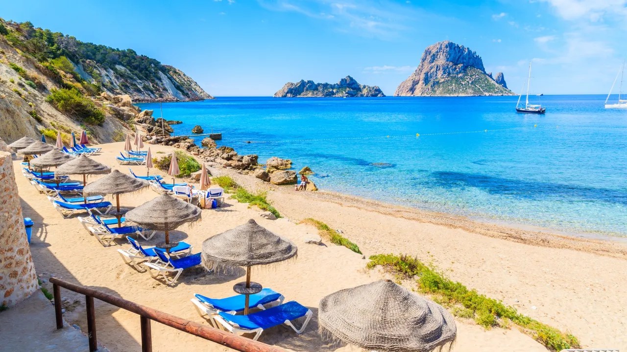 Zdjęcie Ile trwa lot na Ibizę? Sprawdź, co musisz wiedzieć o przelotach