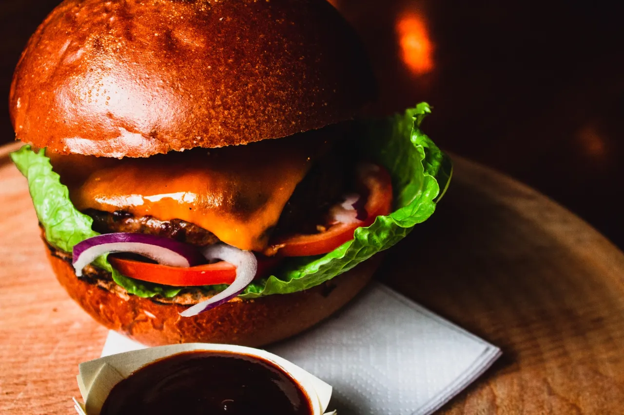Zdjęcie Jakie warzywa do burgera? Odkryj zaskakujące dodatki, które zachwycą