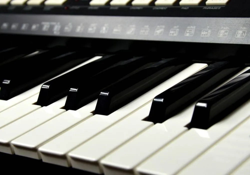 Zdjęcie Najważniejsze różnice między keyboardem a pianinem - kompletne porównanie