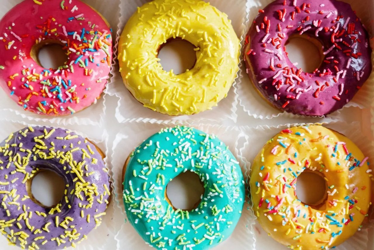 Zdjęcie Ile kalorii ma donut z Biedronki - dokładne wartości kaloryczne wszystkich rodzajów