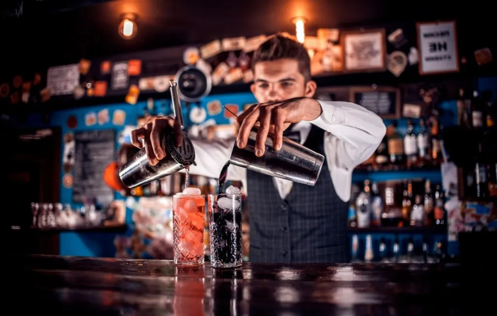 Zdjęcie Ile zarabia barman w restauracji? Zaskakujące różnice w wynagrodzeniach