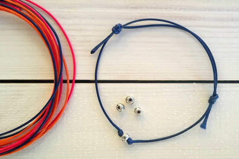 Zdjęcie Jak zawiązać bransoletkę - proste techniki i tajemnice węzłów