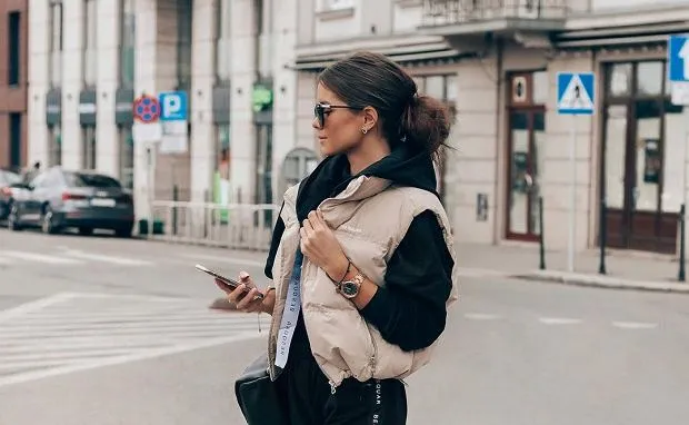 Zdjęcie Stylizacje z kamizelką pikowaną – jak stworzyć modne i praktyczne zestawy?