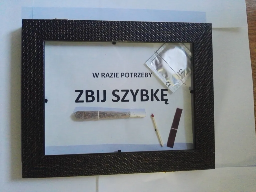 Zdjęcie Zaskakujące prezenty z napisem w razie potrzeby zbij szybkę na każdą okazję