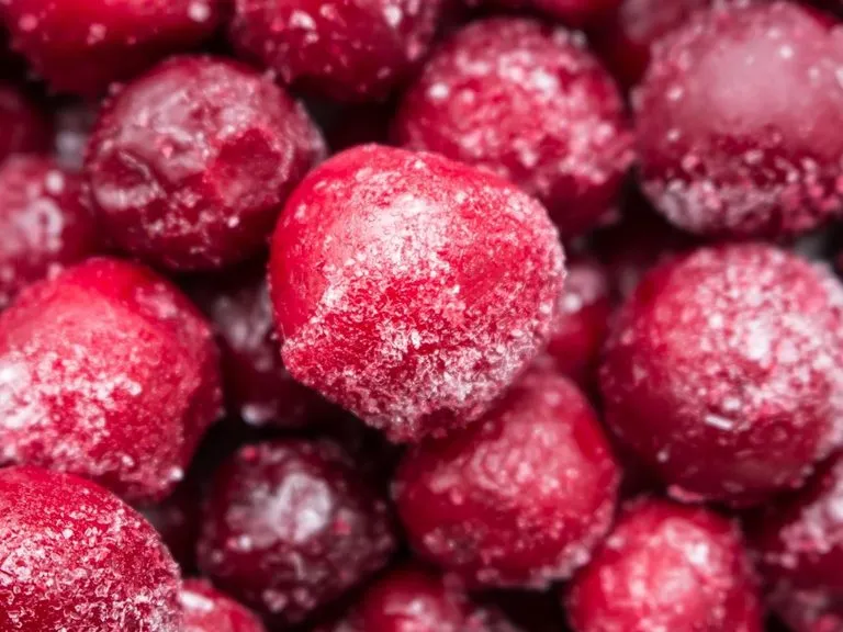 Zdjęcie Czy można mrozić czereśnie z pestkami? Odkryj plusy i minusy mrożenia