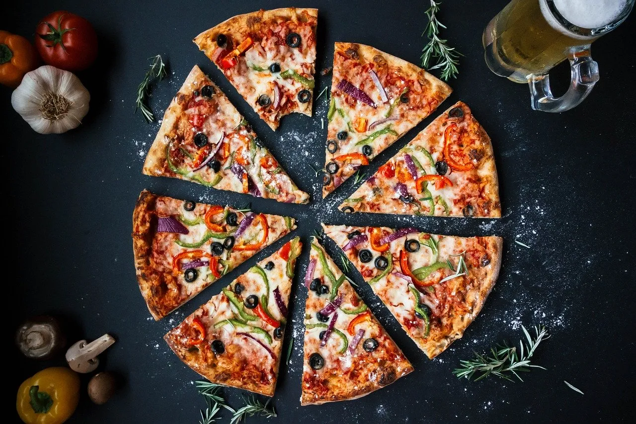 Zdjęcie Jak poprawnie pisać pizza? Proste wyjaśnienie i zasady ortografii