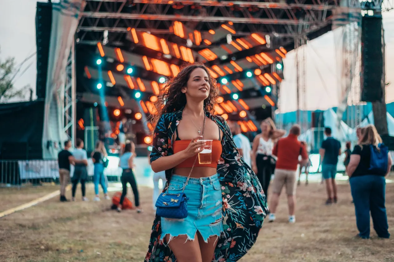 Zdjęcie Jak ubrać się na koncert popowy, aby czuć się komfortowo i stylowo