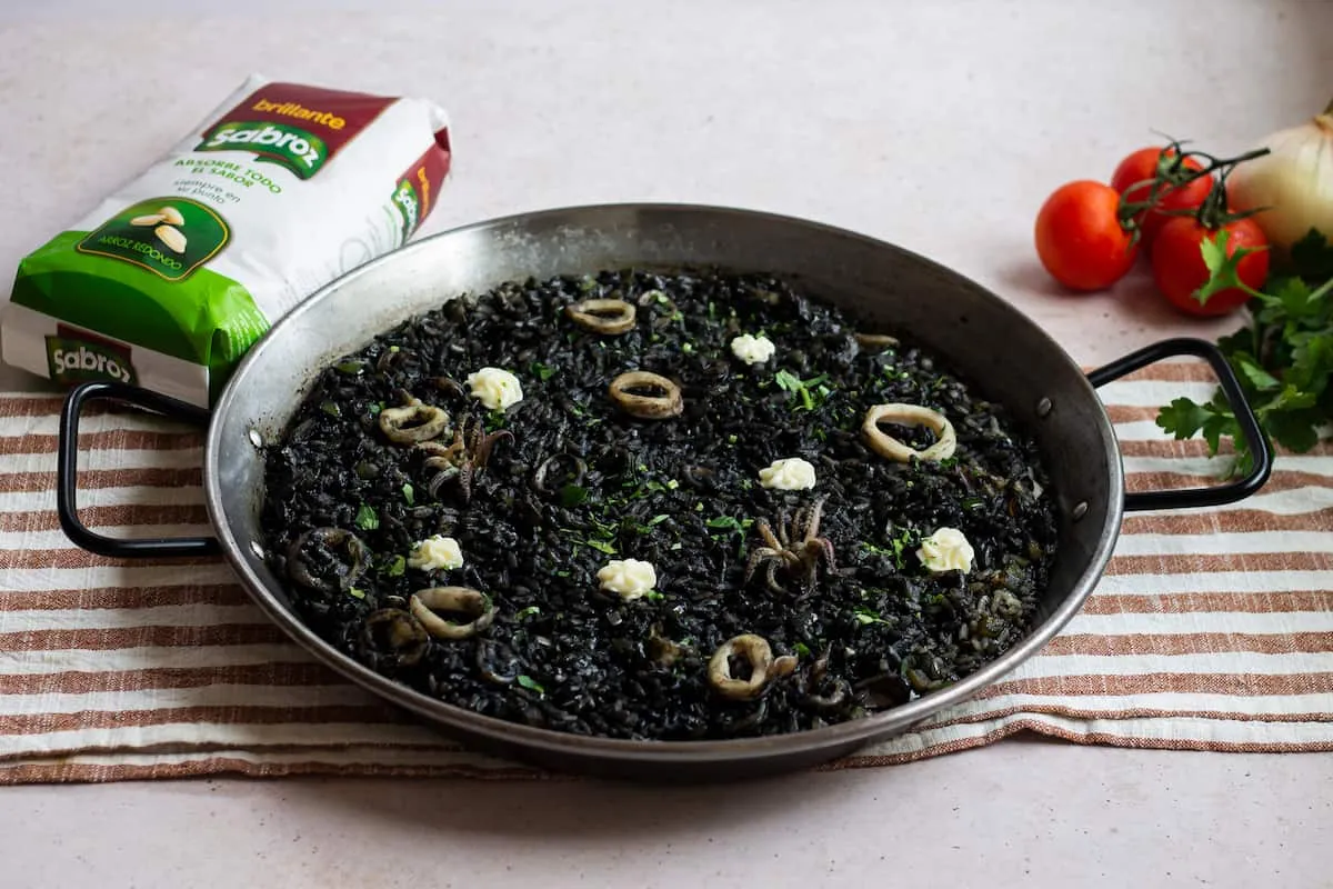 Zdjęcie Receta fácil de arroz con tinta de calamar que sorprenderá a todos