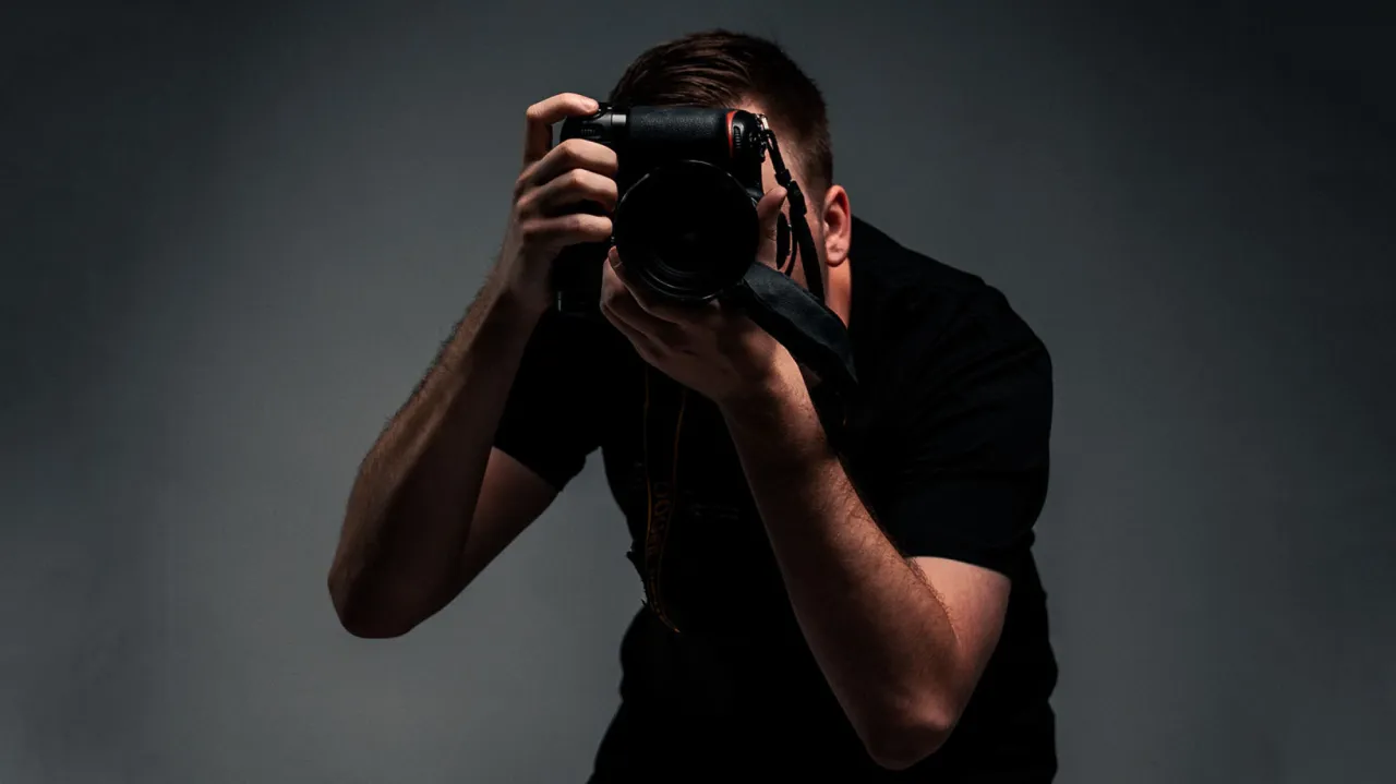 Zdjęcie Ile zarabia fotograf policyjny? Poznaj zarobki i możliwości kariery
