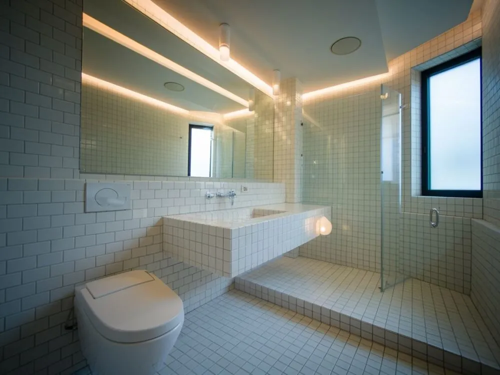 Zdjęcie Jak wykończyć kafelki na ścianie, by uniknąć estetycznych błędów