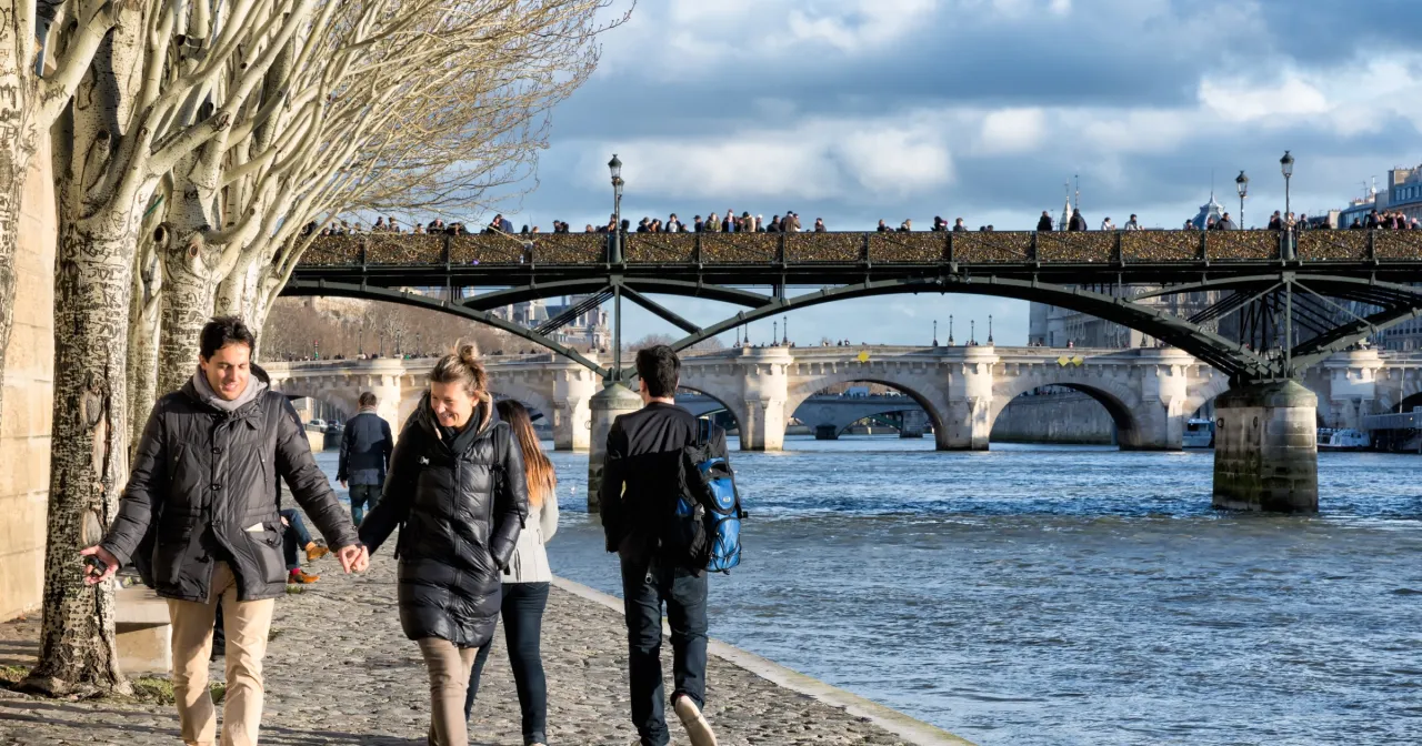 Zdjęcie Nad jaką rzeką leży Paryż? Odkryj tajemnice Sekwany i jej znaczenie