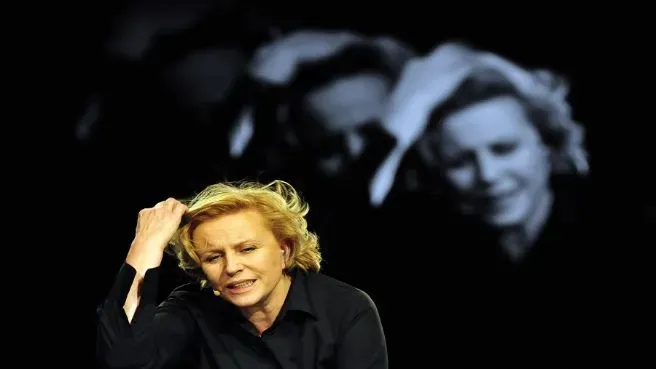 Zdjęcie Biała bluzka spektakl – emocjonalna podróż przez stany wojenne w Polsce