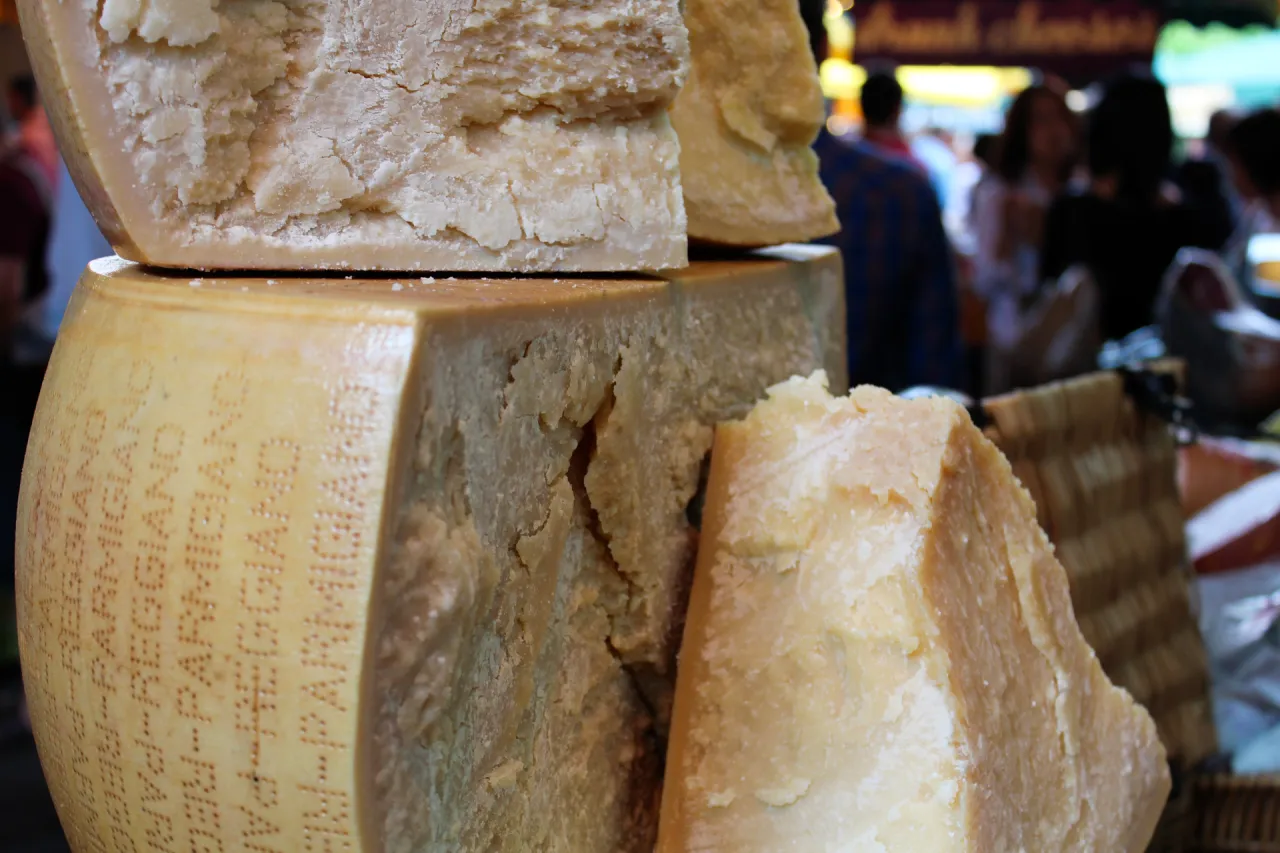 Zdjęcie Czy parmigiano reggiano to parmezan? Odkryj kluczowe różnice