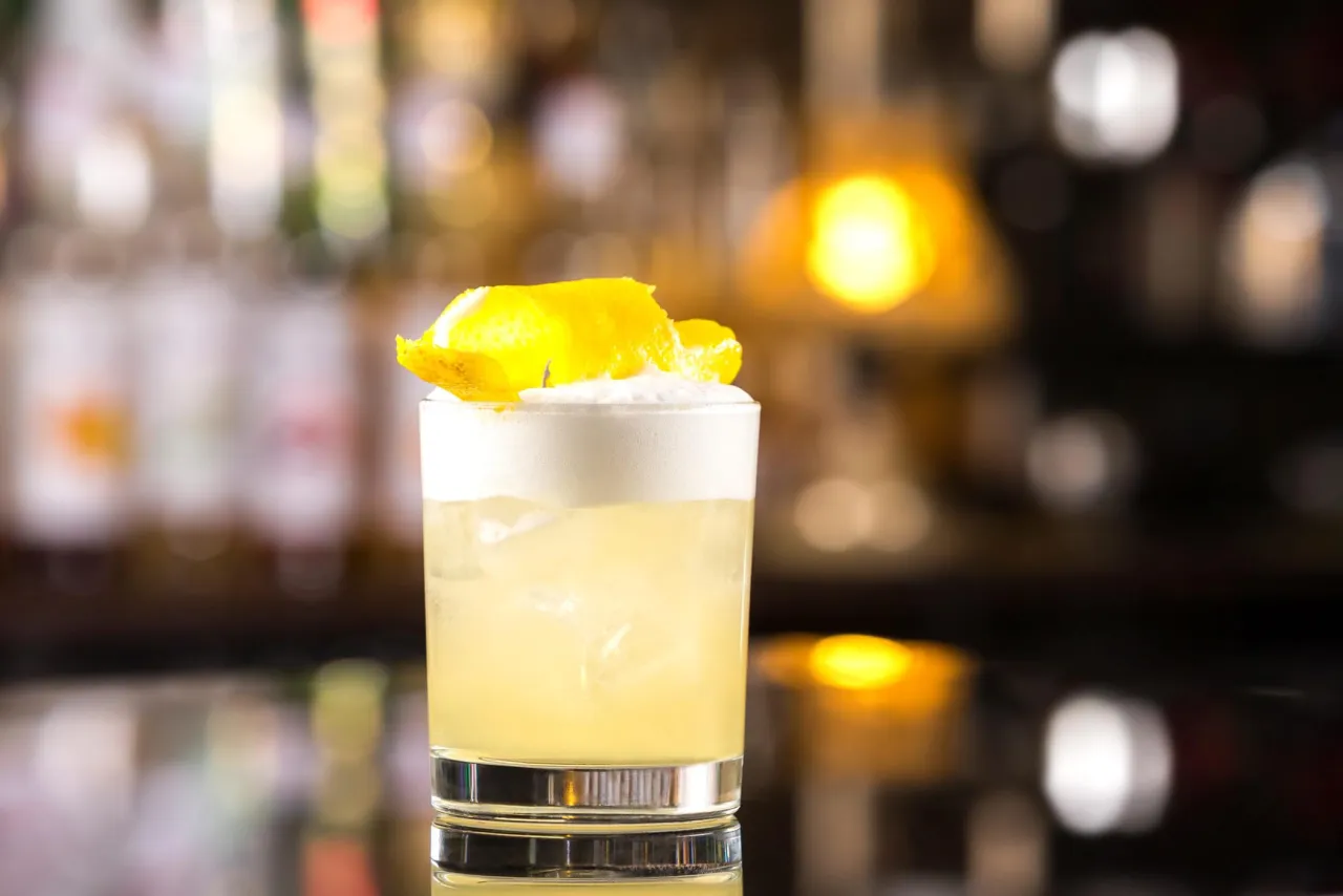 Zdjęcie Jak przygotować idealny whisky sour drink - sekrety smaku i historii