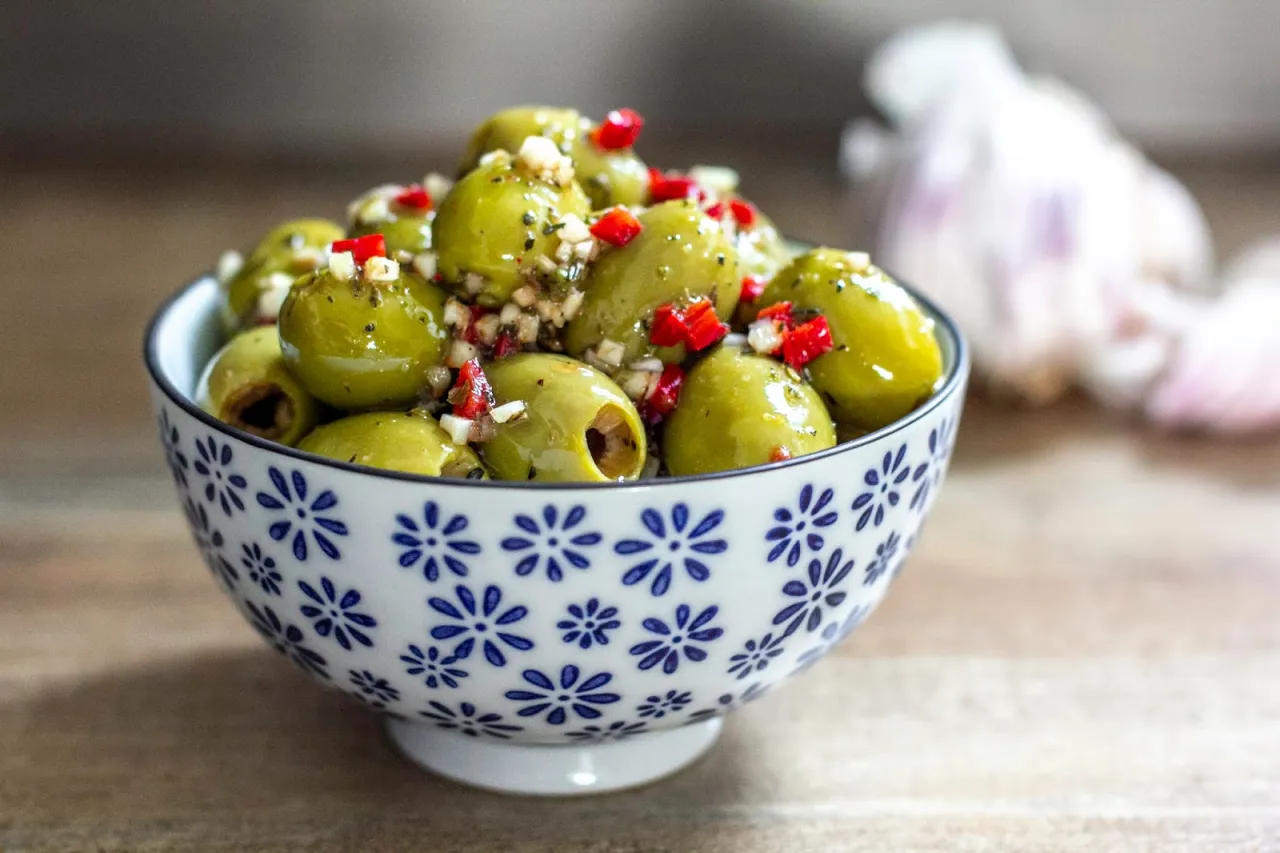 Zdjęcie Jak zrobić oliwę z czosnkiem w prosty sposób i cieszyć się smakiem