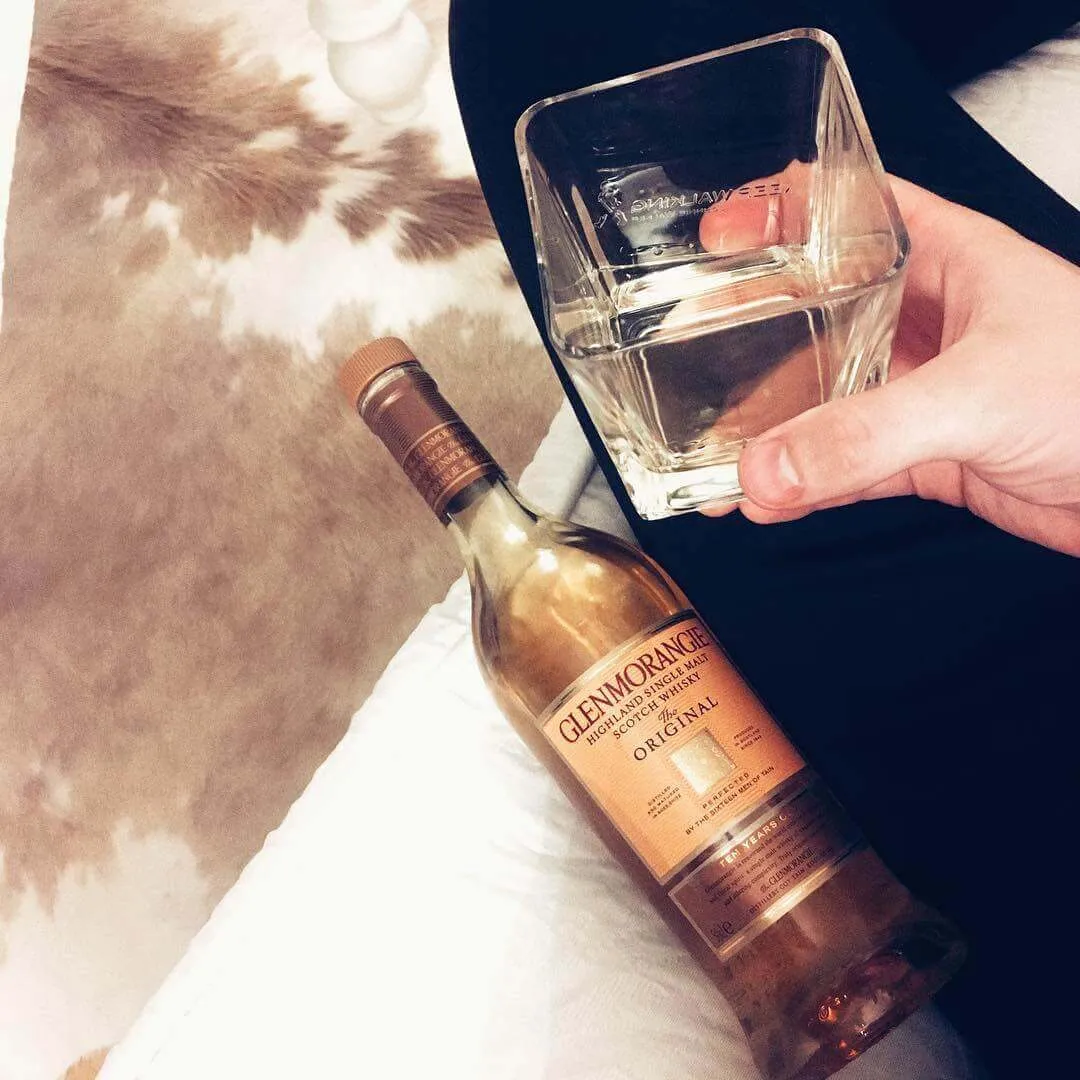 Zdjęcie W czym się pije whisky? Odkryj najlepsze połączenia i smaki