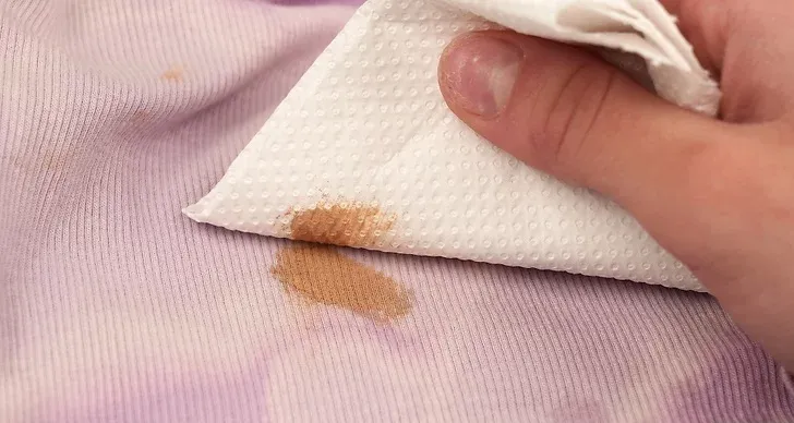 Zdjęcie Jak zmyć podkład z bluzki? Skuteczne sposoby na uporczywe plamy