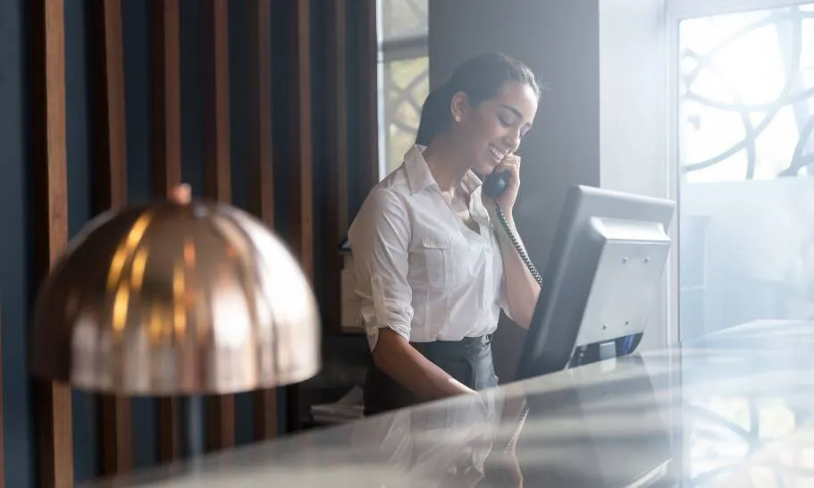 Zdjęcie Czy w hotelu można przyjmować gości? Poznaj zasady i ograniczenia