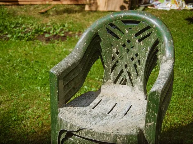 Zdjęcie Skuteczne sposoby na mycie mebli ogrodowych plastikowych, które zaskakują