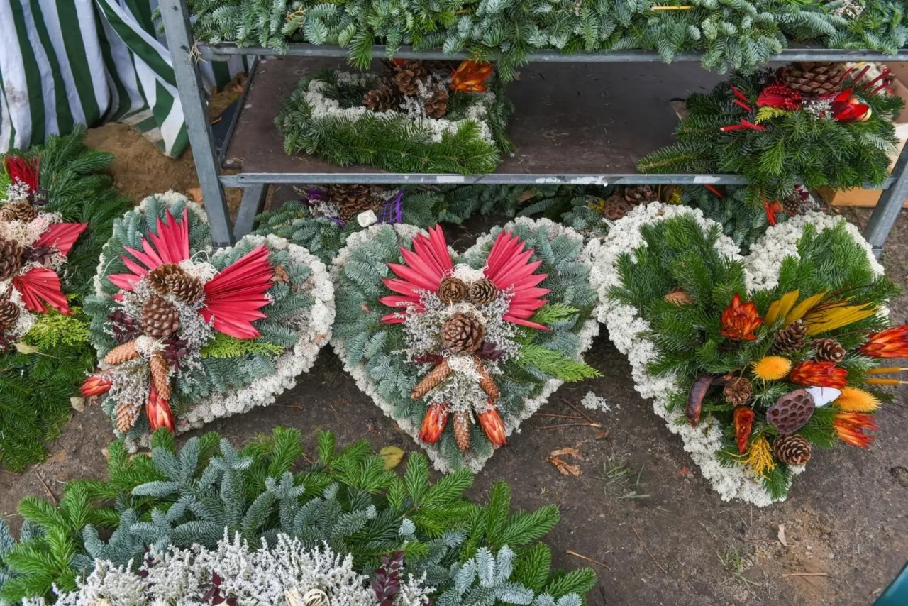 Zdjęcie Jak zrobić stroik na cmentarz z żywego świerku, który zachwyci i uczci pamięć