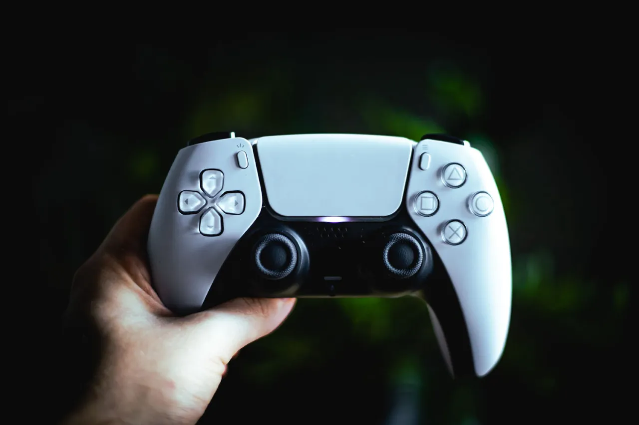 Zdjęcie Jak podłączyć pada PS5 do PC przez kabel bez problemów i opóźnień