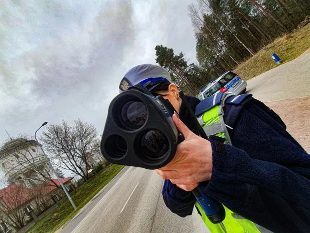 Zdjęcie Czy policja może zatrzymać poza terenem zabudowanym? Sprawdź swoje prawa