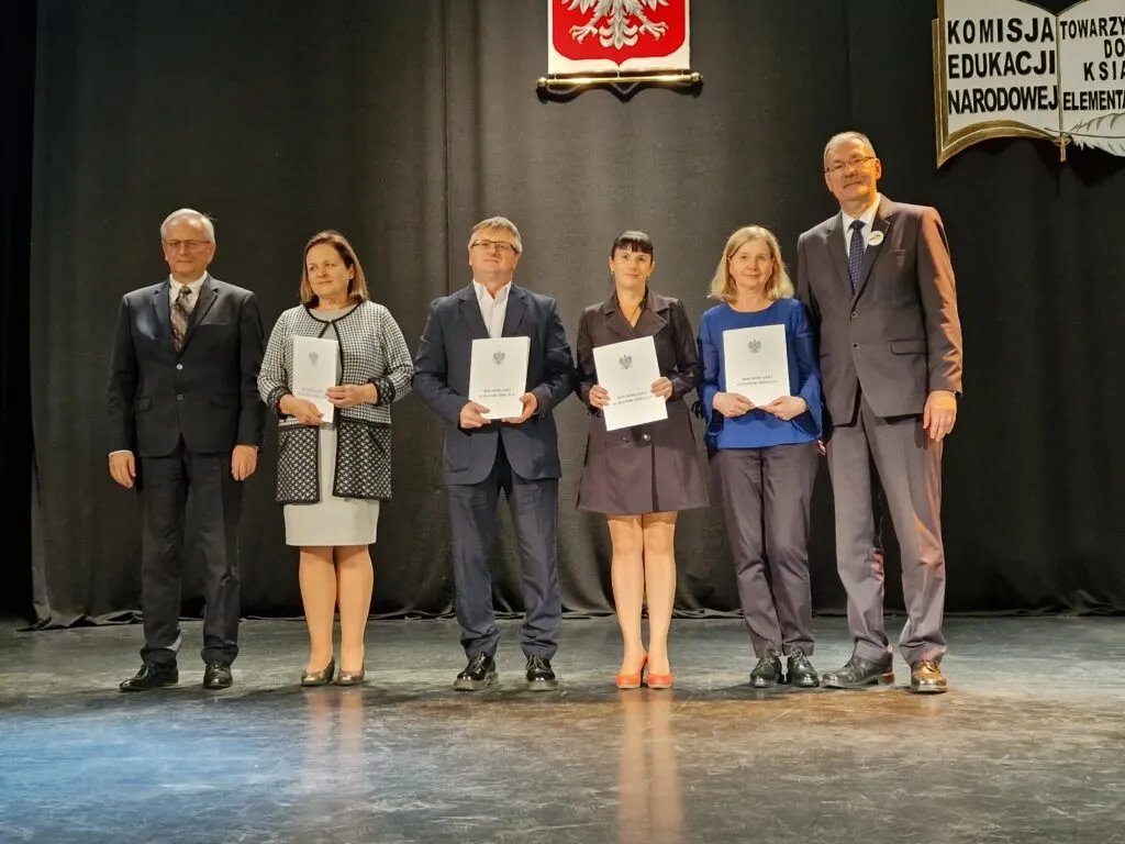 Zdjęcie Ile wynosi nagroda kuratora oświaty? Sprawdź, co możesz zyskać