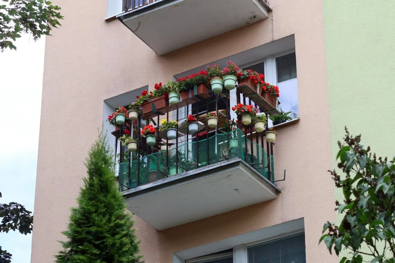 Zdjęcie Jak zrobić balkon w bloku - praktyczne pomysły na przestrzeń i klimat