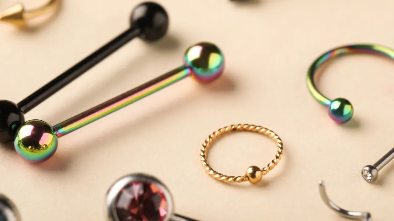 Zdjęcie Z czego są zrobione kolczyki do piercingu? Bezpieczne materiały i ich wady