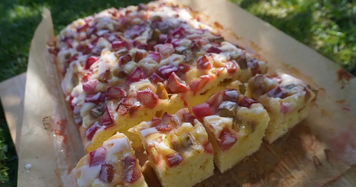 Zdjęcie Prosty przepis na ciasto maślane z rabarbarem i kruszonką – idealne na każdą okazję