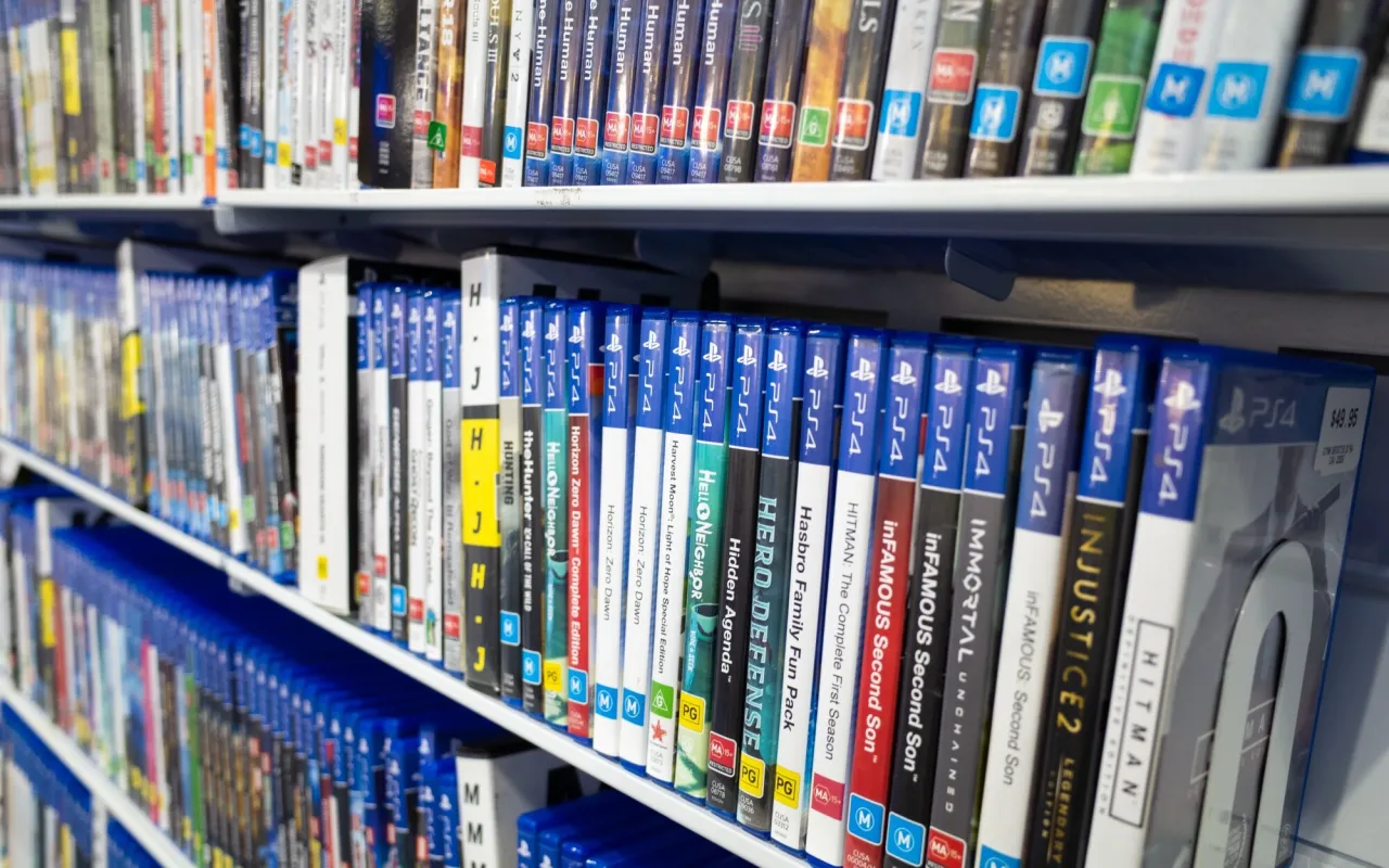Zdjęcie Gry PS4 cyfrowe czy pudełkowe: Która opcja jest lepsza dla Ciebie?