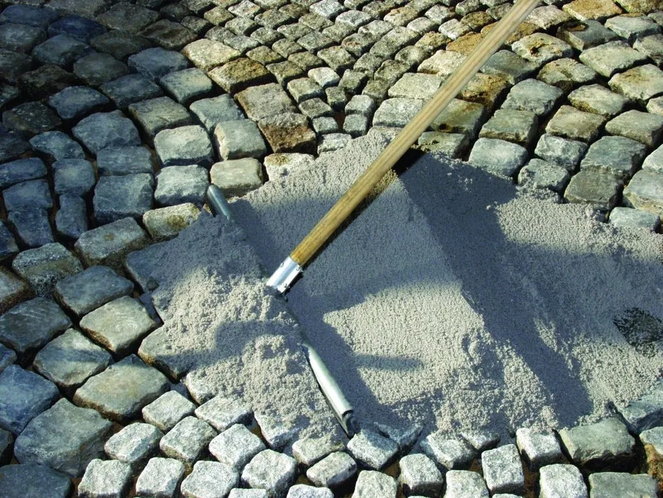 Zdjęcie Czym wypełnić szczeliny w płocie betonowym, aby uniknąć kosztownych napraw?