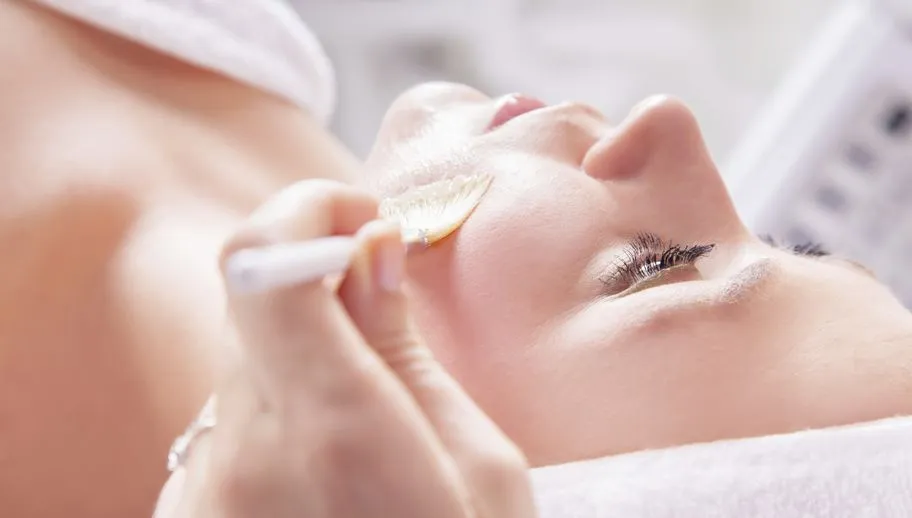 Zdjęcie Jaki peeling do cery naczynkowej - bezpieczne metody na delikatną skórę