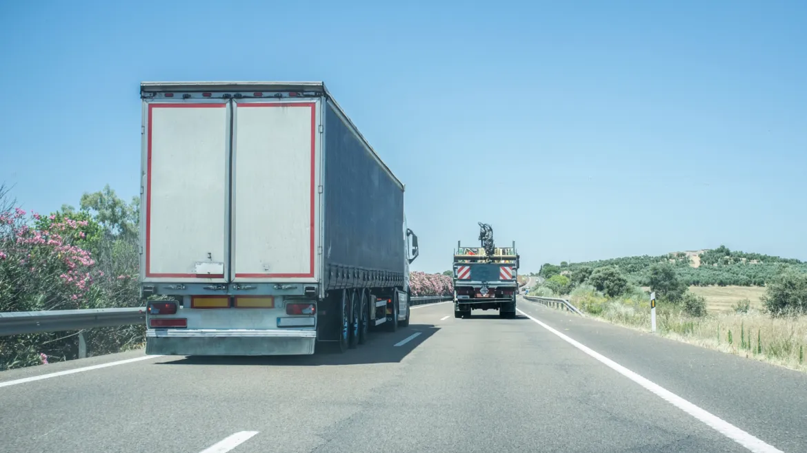 Zdjęcie Czy ciężarówki mogą wyprzedzać na autostradzie? Sprawdź ważne przepisy i wyjątki