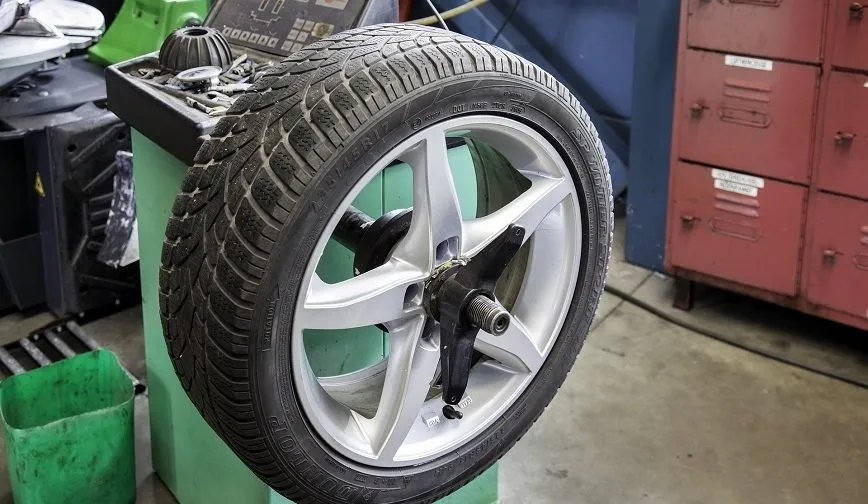 Zdjęcie Dlaczego serwisy liczą więcej za wymianę opon na felgach aluminiowych