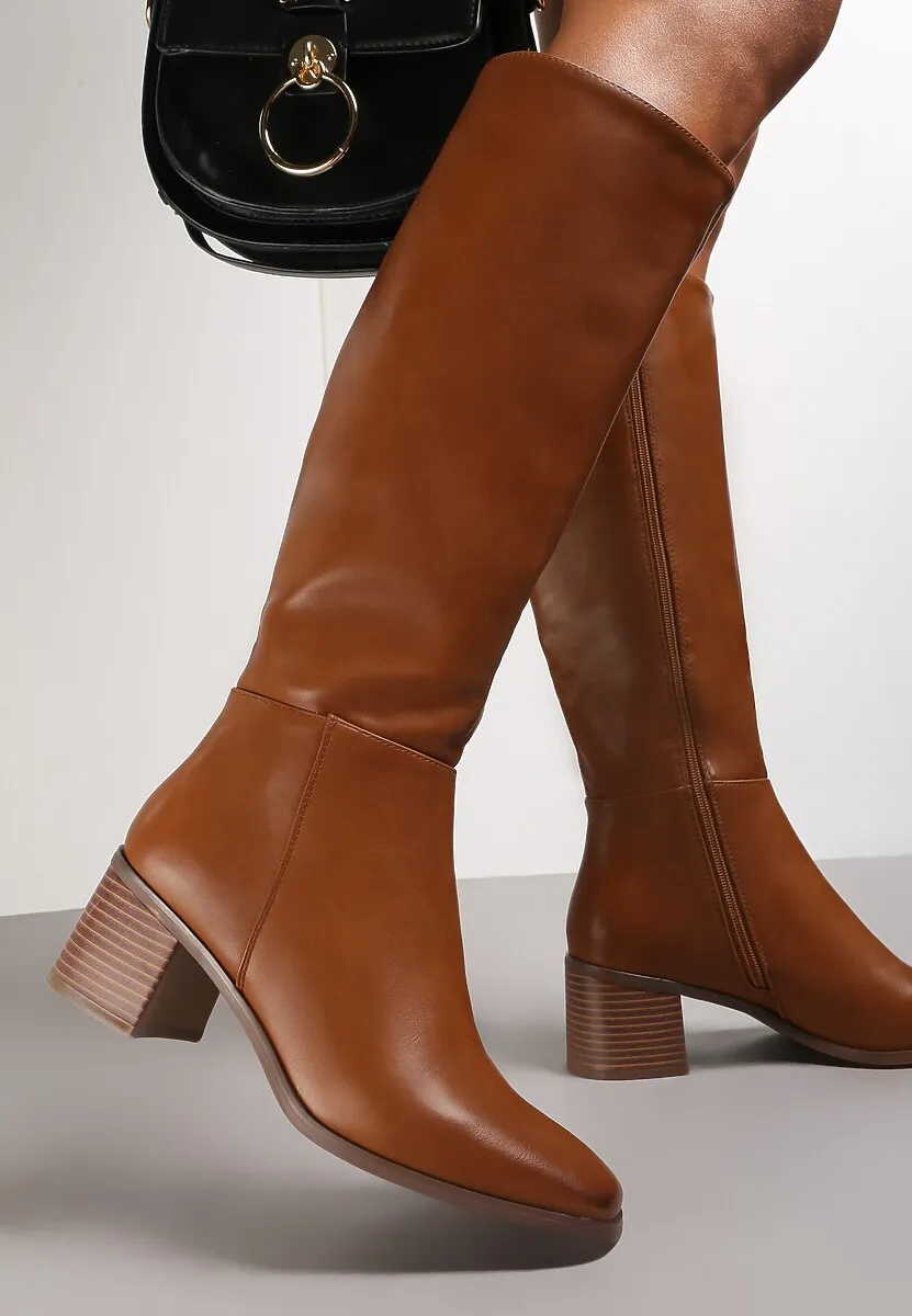 Zdjęcie Stylizacje z camelowymi kozakami, które zachwycą każdego w modzie