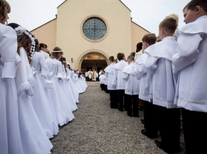 Zdjęcie Od kiedy komunia w kościele? Historia i zmiany w praktyce komunii