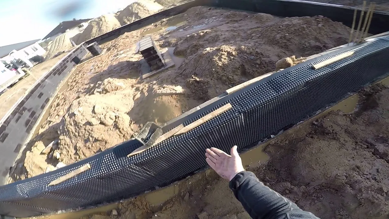 Zdjęcie Jak położyć folię na fundament, aby uniknąć wilgoci i kosztownych napraw