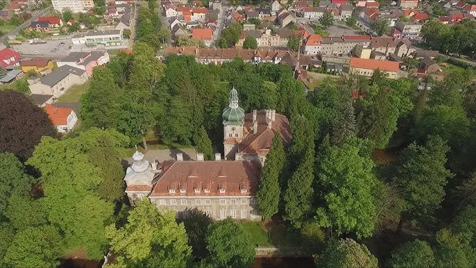 Zdjęcie Pałac w Iłowej: podróż historyczna do siedziby arystokratów