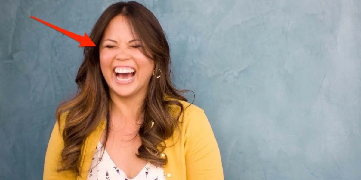 Mowa ciała na pierwszej randce uśmiech kontakt wzrokowy