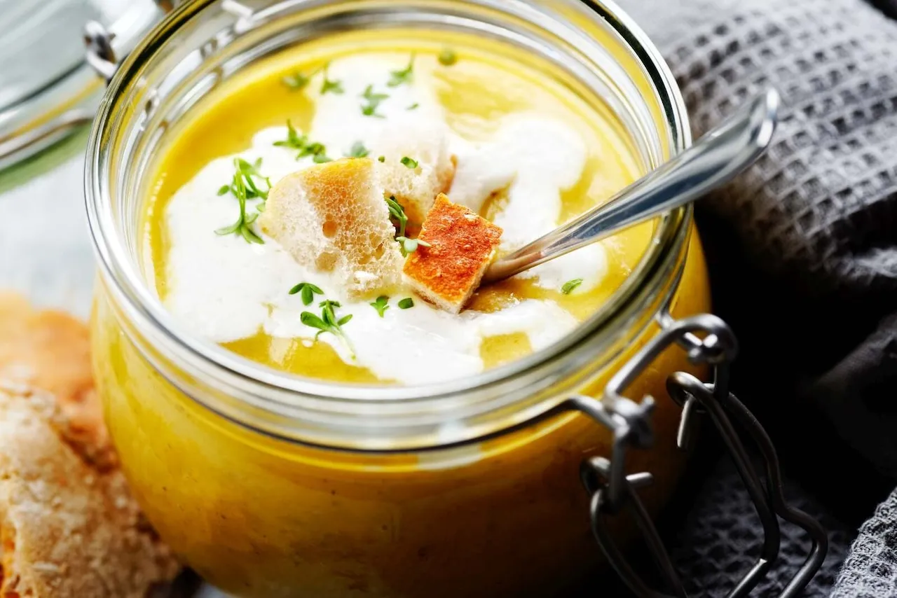 zupa w słoikach w lodówce