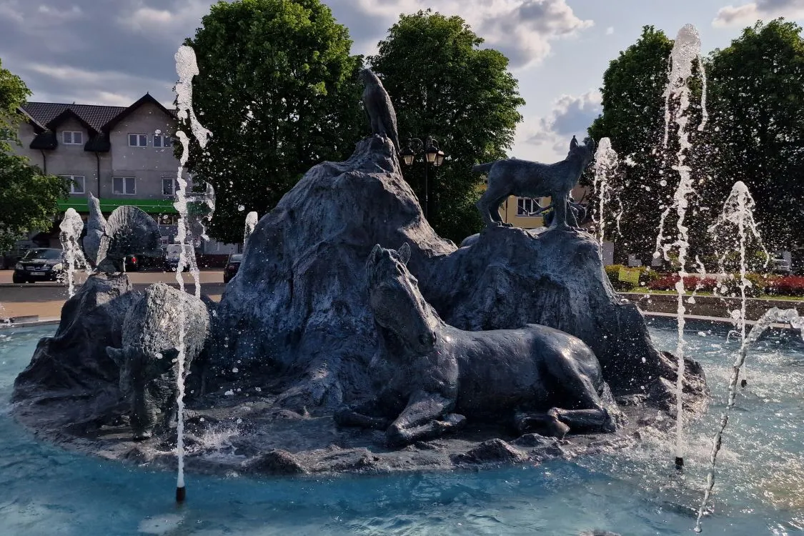 Rynek J&oacute;zef&oacute;w Roztocze fontanna synagoga