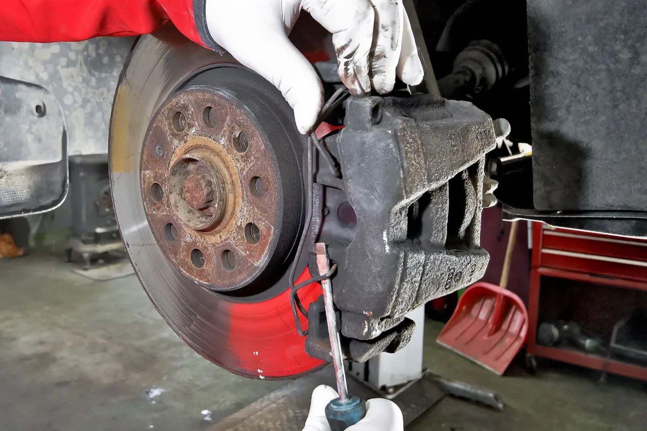 wymiana klocków hamulcowych krok po kroku